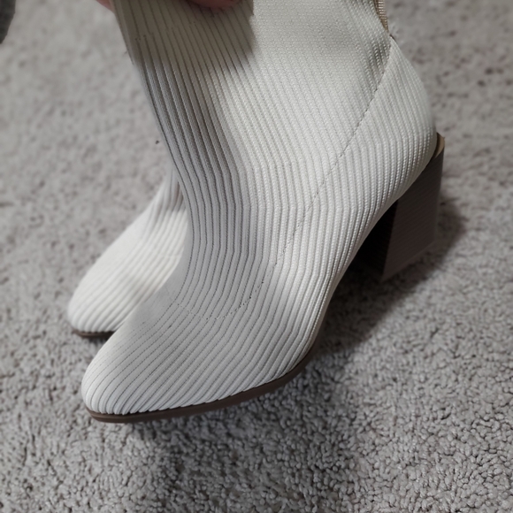 Torrid White Ribbed Ankle Boots 9WW - Picture 3 of 11